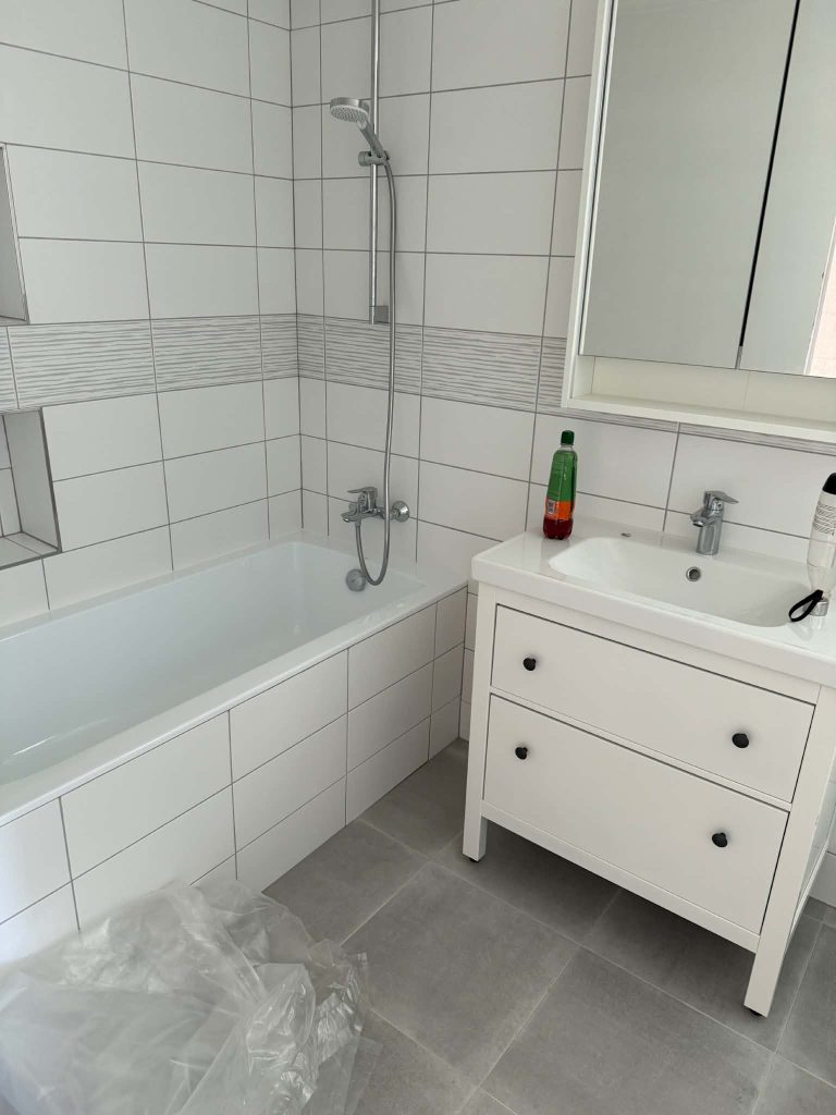 Hotová koupelna s vanou, umyvadlem a obklady
