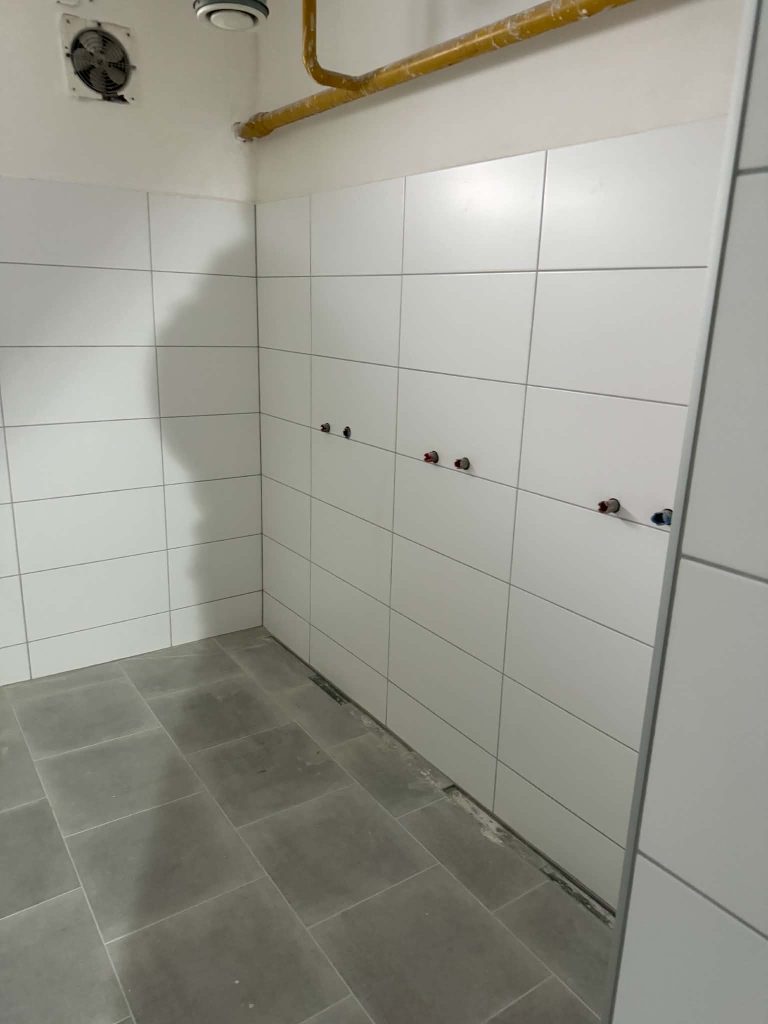 Příprava vývodů vody a odpadu v obloženém prostoru