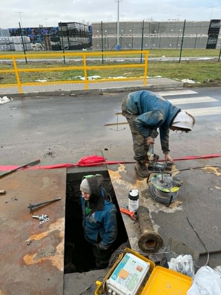 Práce na kanalizační šachtě a odpadním potrubí