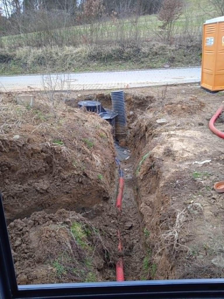 Výkop s potrubím pro vodovodní nebo kanalizační přípojku