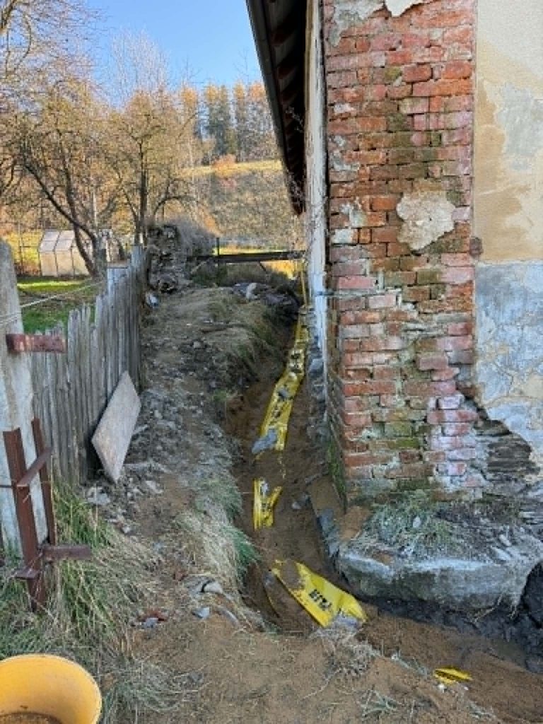 Výkop u domu při přípravě přípojky