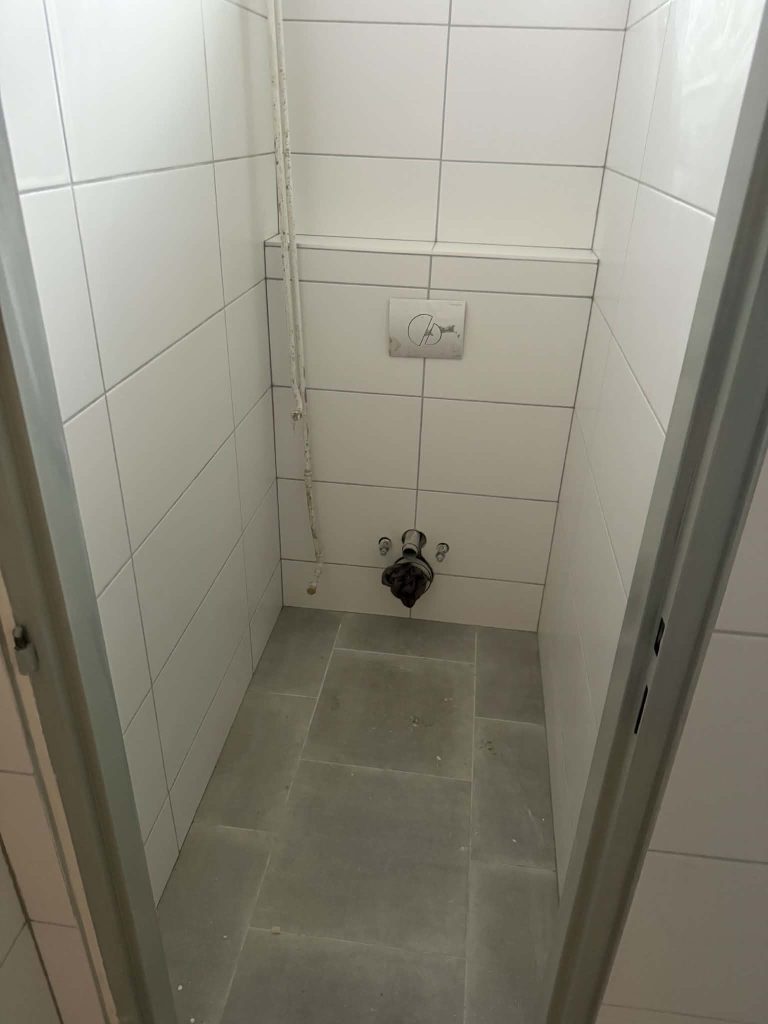 Obložený WC prostor před finální montáží