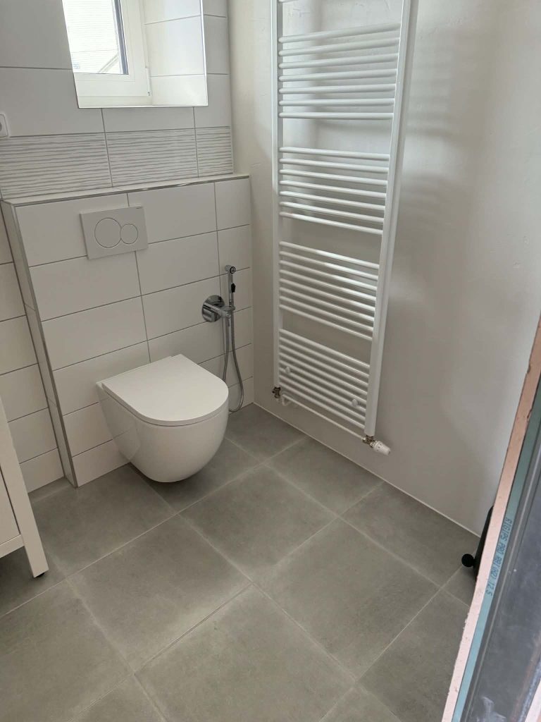 Hotové WC s topným žebříkem a napojenou sanitou