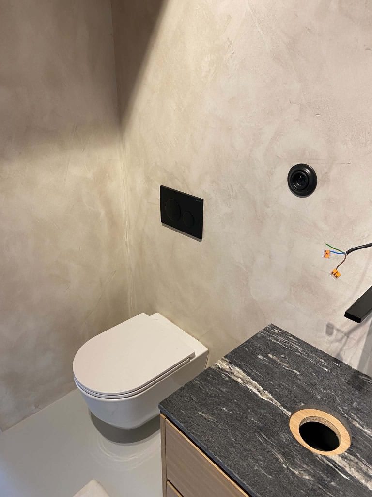 Hotové WC s umyvadlovou skříňkou a napojenou sanitou